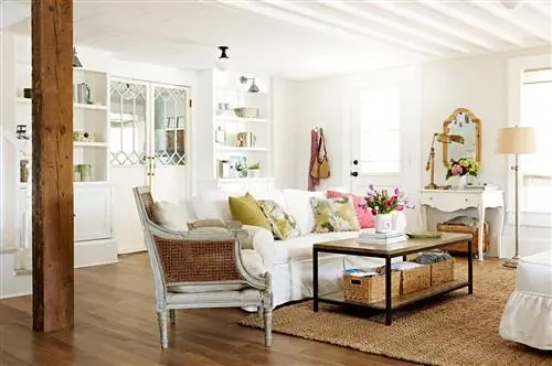 белая гостиная с двустворчатой дверью