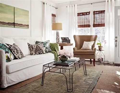 белая гостиная с ковром