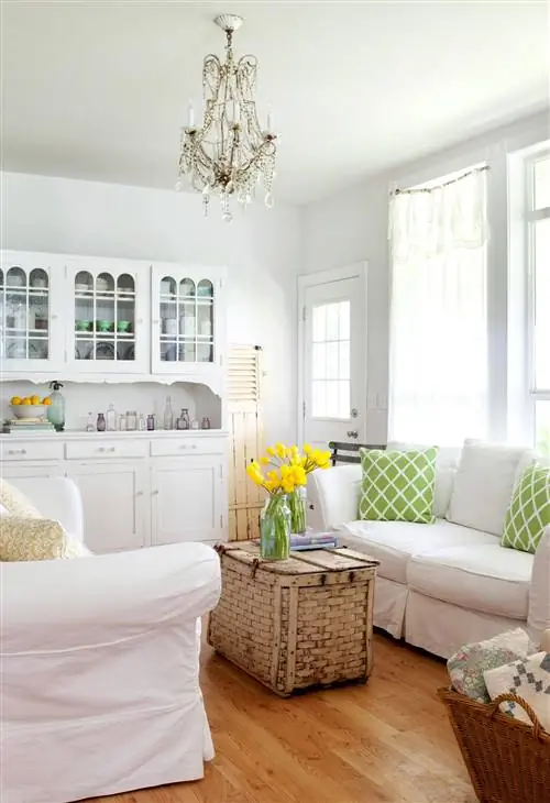 белая гостиная со шкафом