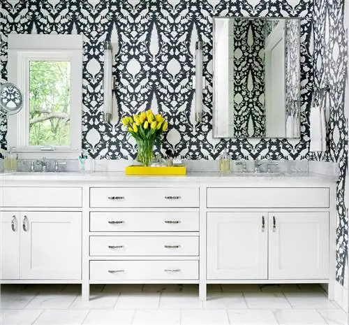 белая ванная комната с черными узорчатыми стенами