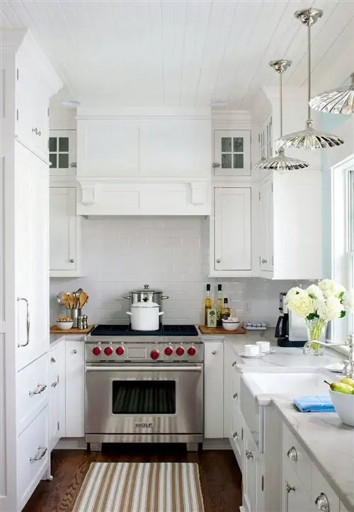 узкая белая кухня