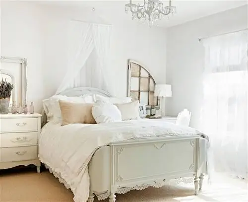 белая спальня с балдахином