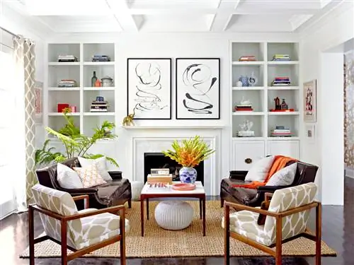 белая гостиная с узорчатыми стульями