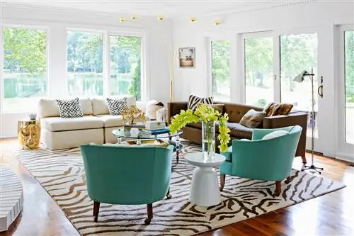 белая гостиная с бирюзовыми стульями