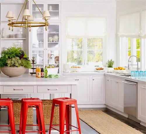 белая кухня с красными табуретками