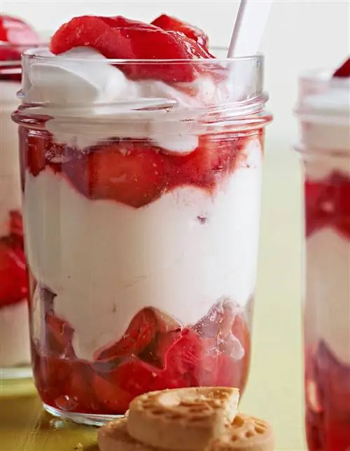 Парфе из чизкейка с клубникой и ревенем