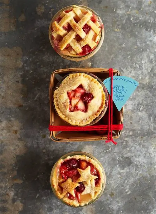 Яблочно-ягодный пирог в банке