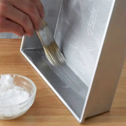 Смазать стенки кастрюли