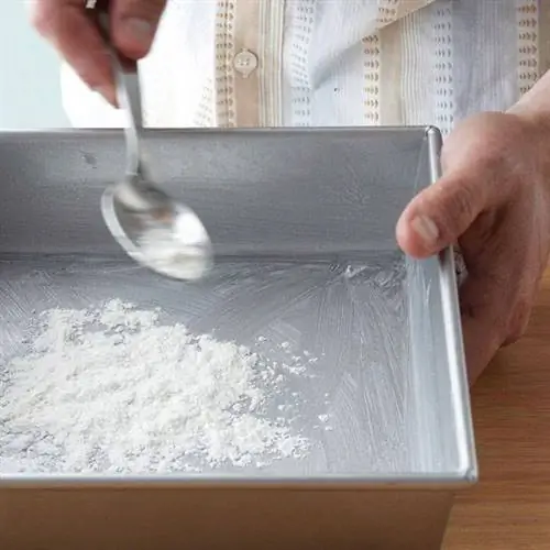 Подготовка формы для выпечки