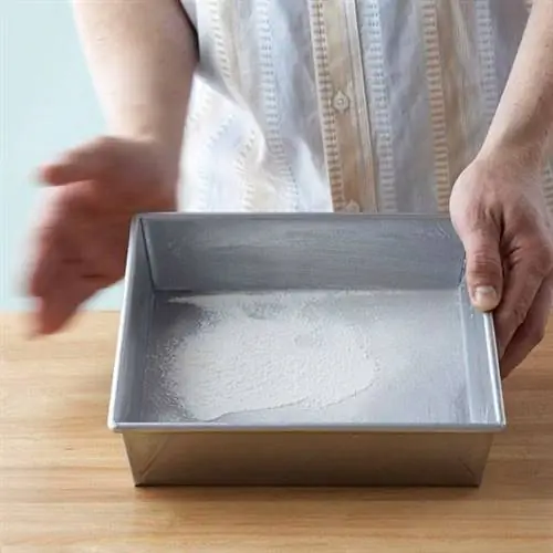 Посыпание сковороды