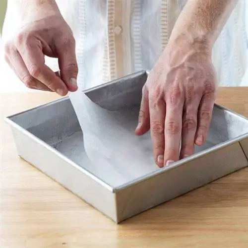 Установка вощеной бумаги в кастрюлю