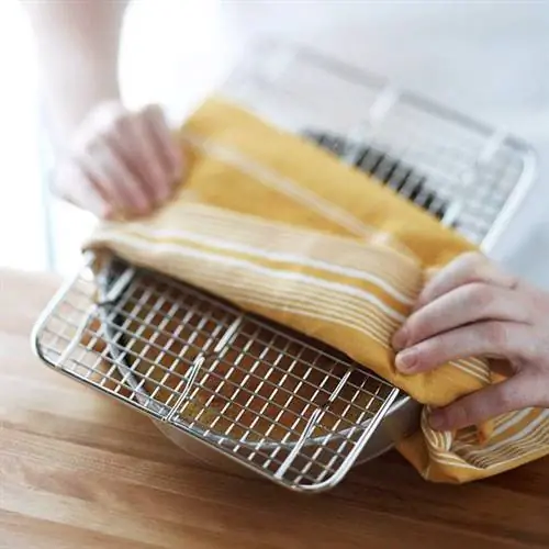 Переворачивание торта на решетку