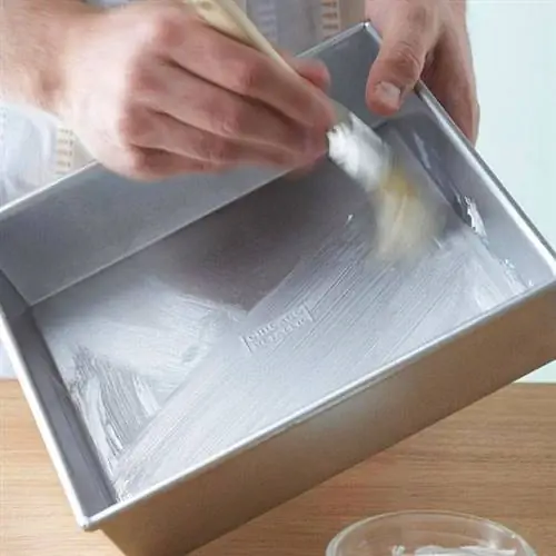 Как сделать так, чтобы торт не прилипал к форме, чтобы он всегда оставался целым