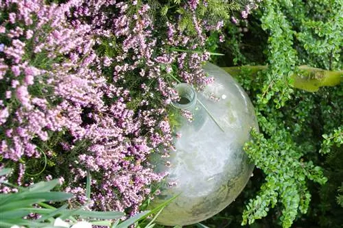 стеклянный декор с фиолетовыми цветами в саду