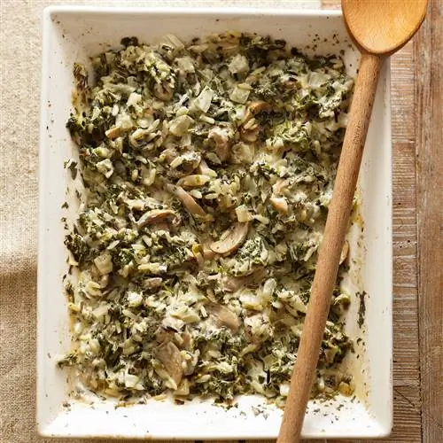 Сырная запеканка из дикого риса с деревянной ложкой