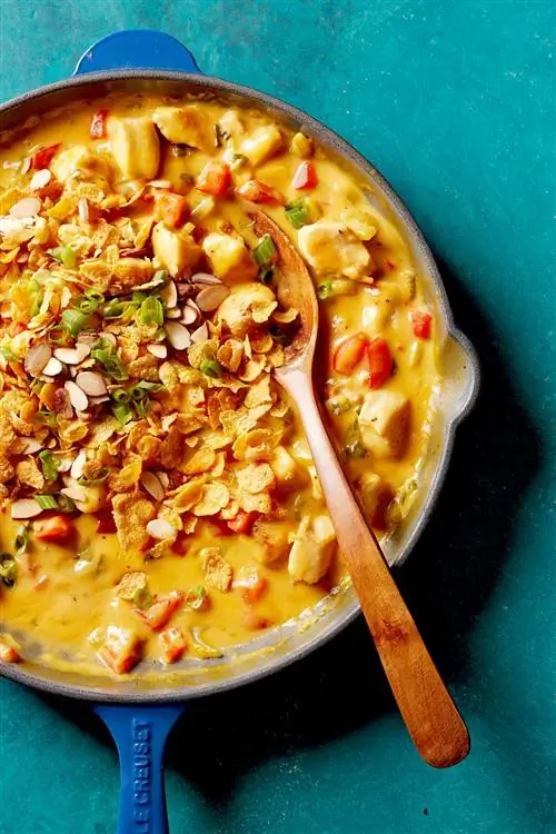 Горячий куриный салат, запеканка на сковороде