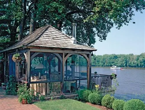 закрытая беседка на воде