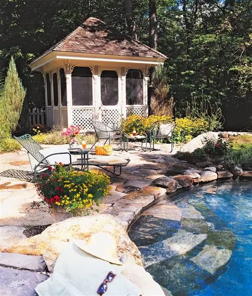 белая решетчатая пергола в саду