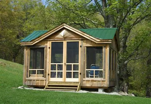 сарай с зеленой металлической крышей