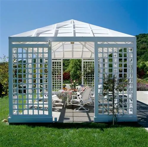 белая решетчатая беседка на террасе