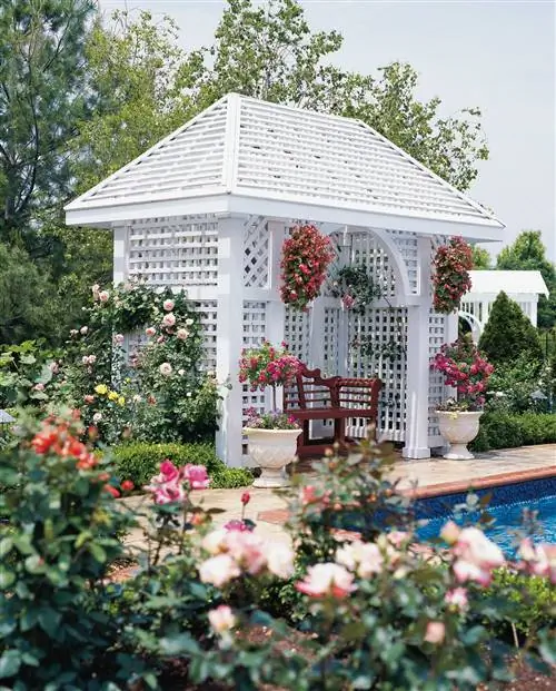 беседка у бассейна с цветочными горшками