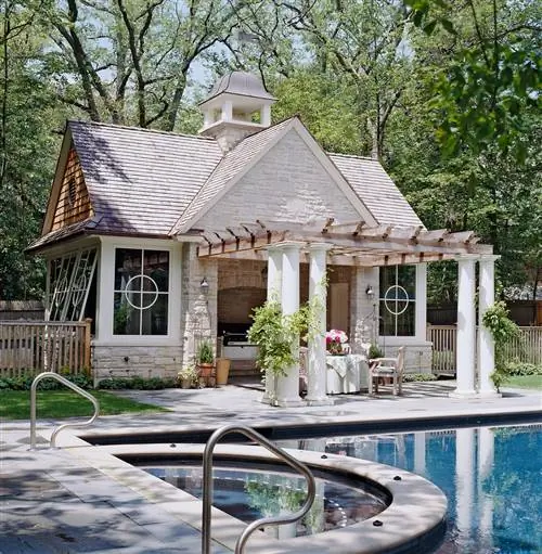 дом у бассейна с беседкой