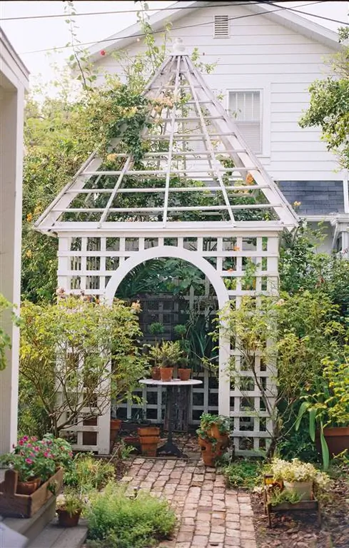 кирпичный дворик с белой решеткой