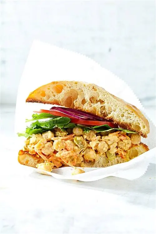 Сэндвич с салатом из разбитого нута на поджаренном хлебе чиабатта в пергаментной бумаге