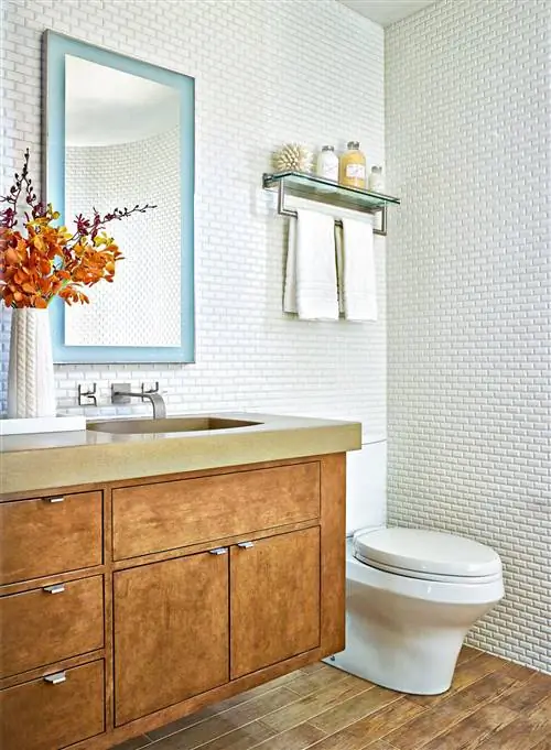 оранжево-голубая ванная комната с полкой для полотенец