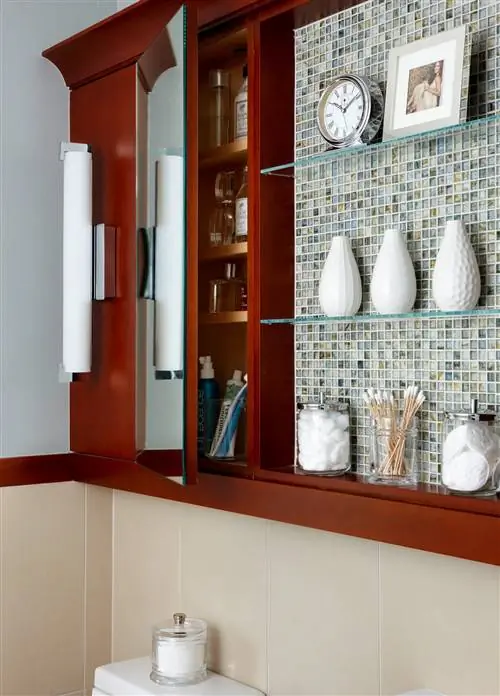 плавающие стеклянные полки, фартук из темного дерева, ванная комната