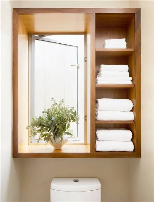 простые деревянные полки со сложенными белыми полотенцами