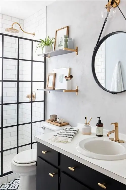 черно-белое круглое зеркало в ванной