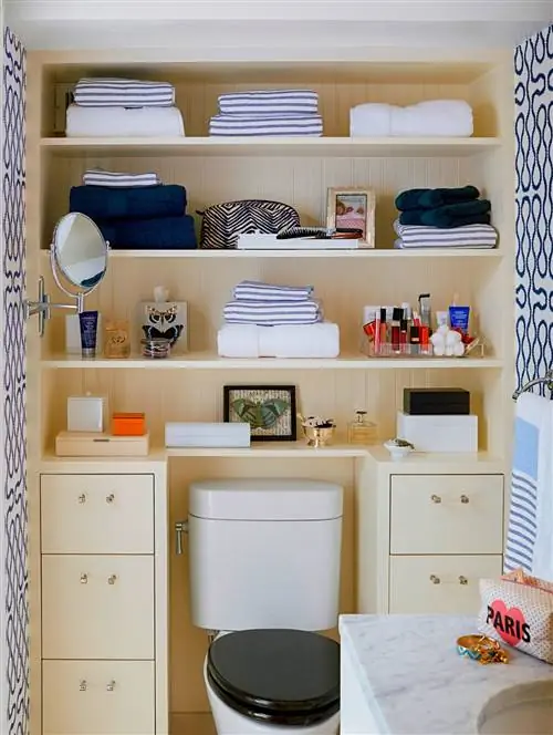 Полка для хранения в ванной комнате из светлого дерева