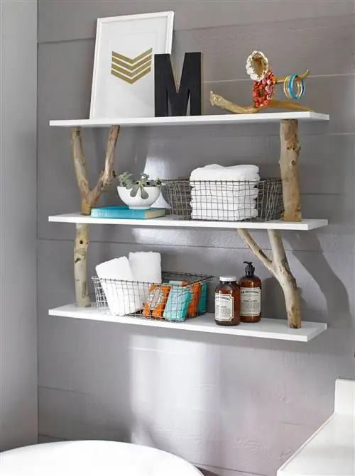 белые полки с отделкой ветками для ванной комнаты