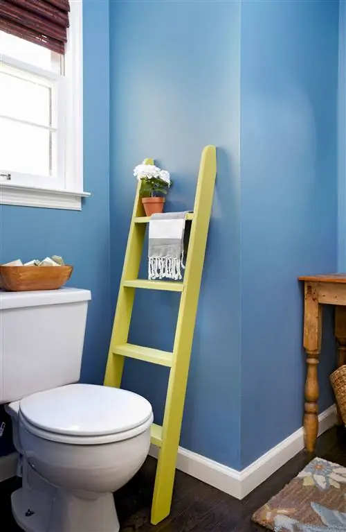 синяя ванная комната с полкой-лестницей