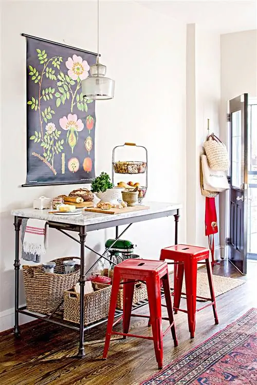 Стол с красными стульями и едой