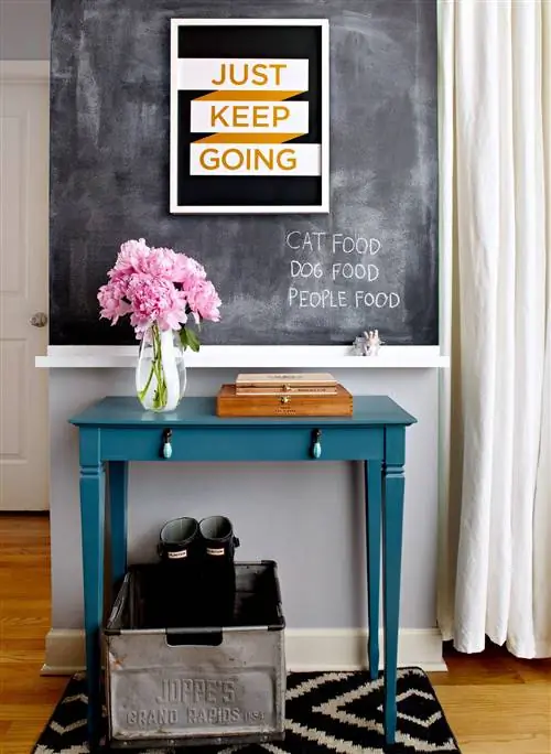 вход меловая доска стена