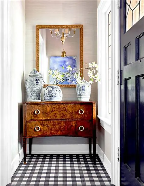 Прихожая с ящиком, вазами и зеркалом