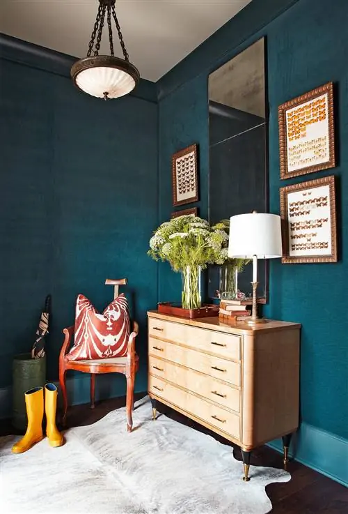 бирюзовая прихожая с зеркалом и коричневым комодом