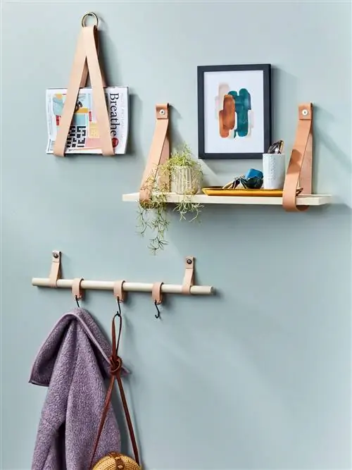 подвесные полки с кожаными петлями в прихожей