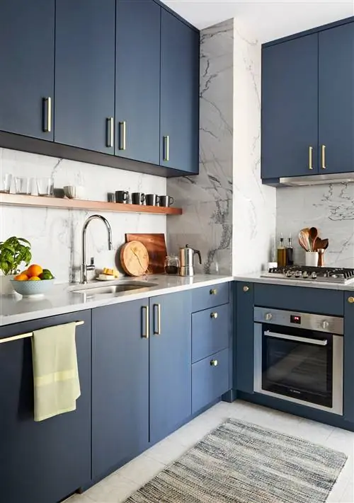 мраморные столешницы и стены на кухне синего цвета