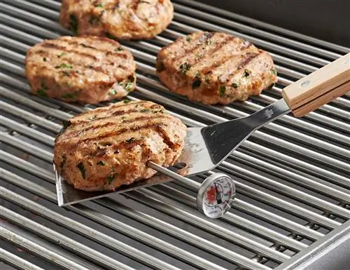 проверка готовности бургера на гриле термометром