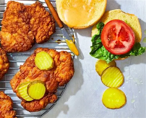 Хрустящие куриные сэндвичи с маринованным укропом