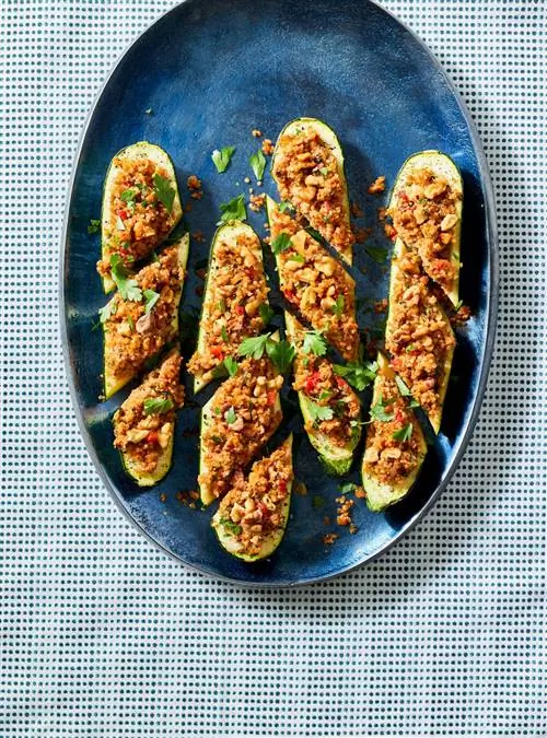 Лодочки из кабачков, фаршированные грецкими орехами