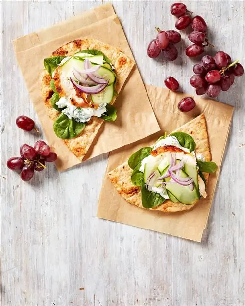 Бутерброды с индейкой и огурцом с кинзой