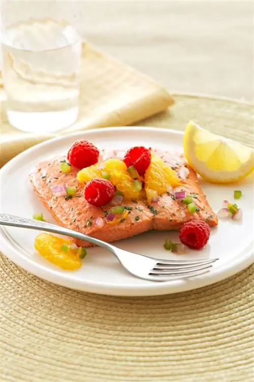 Цитрусовое филе лосося с малиновой сальсой
