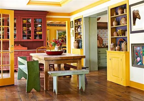 красочная деревянная столовая