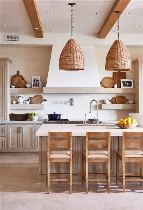 кухня с плетеными подвесными светильниками