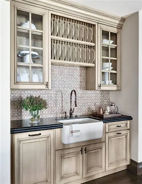 кухня с белыми деревянными шкафами и винтажными обоями