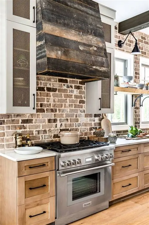 деревенская кухня из кирпича и дерева